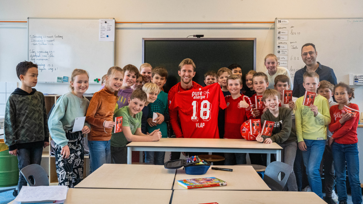 20230321 Michel Vlap verrast 13 000e Kidsclublid FC Twente Media