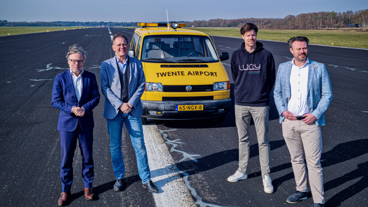 v.l.n.r. Gerben Groothuis en Jan Schuring (Twente Airport), Thijs Bosgoed (LUCY) en Robbert Jan Kooij (Oost NL).