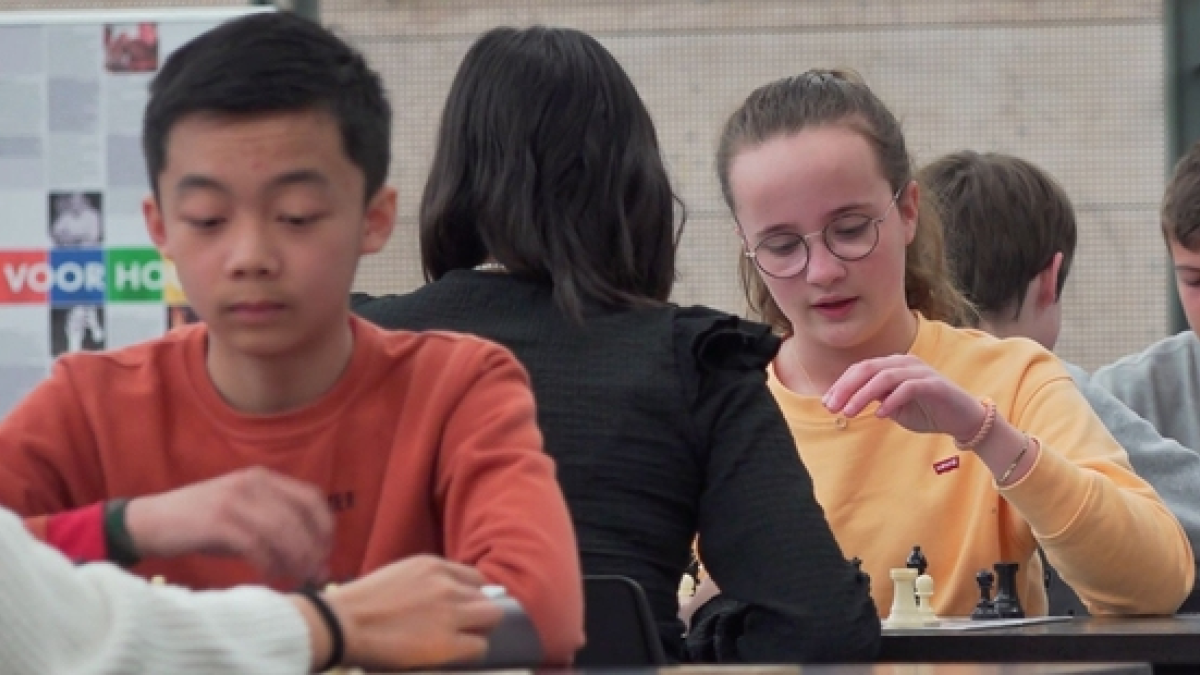 Honderden jong schakers deden mee aan de wereldrecordpoging in Almelo