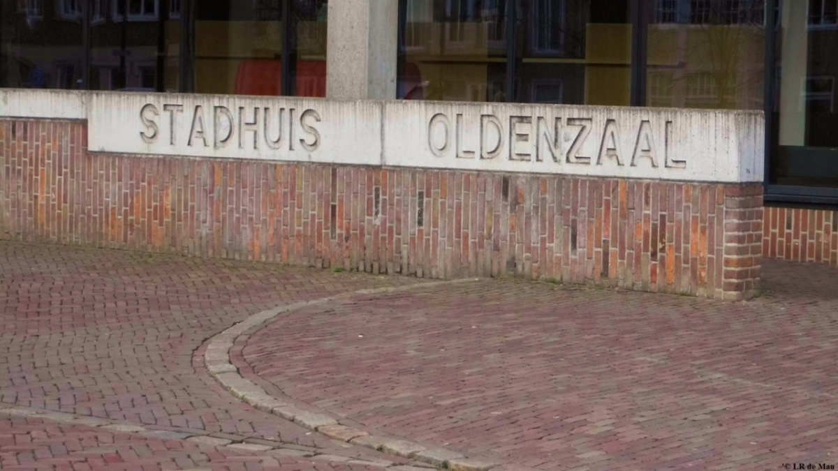 Oldenzaal gemeentehuis betonemuur