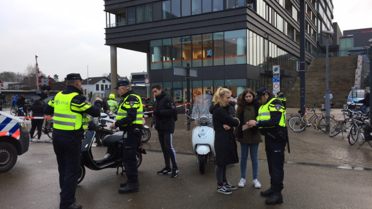 313898 Screenshot 2017 12 19 57 bonnen bij grote controle in Enschedese binnenstad Foto