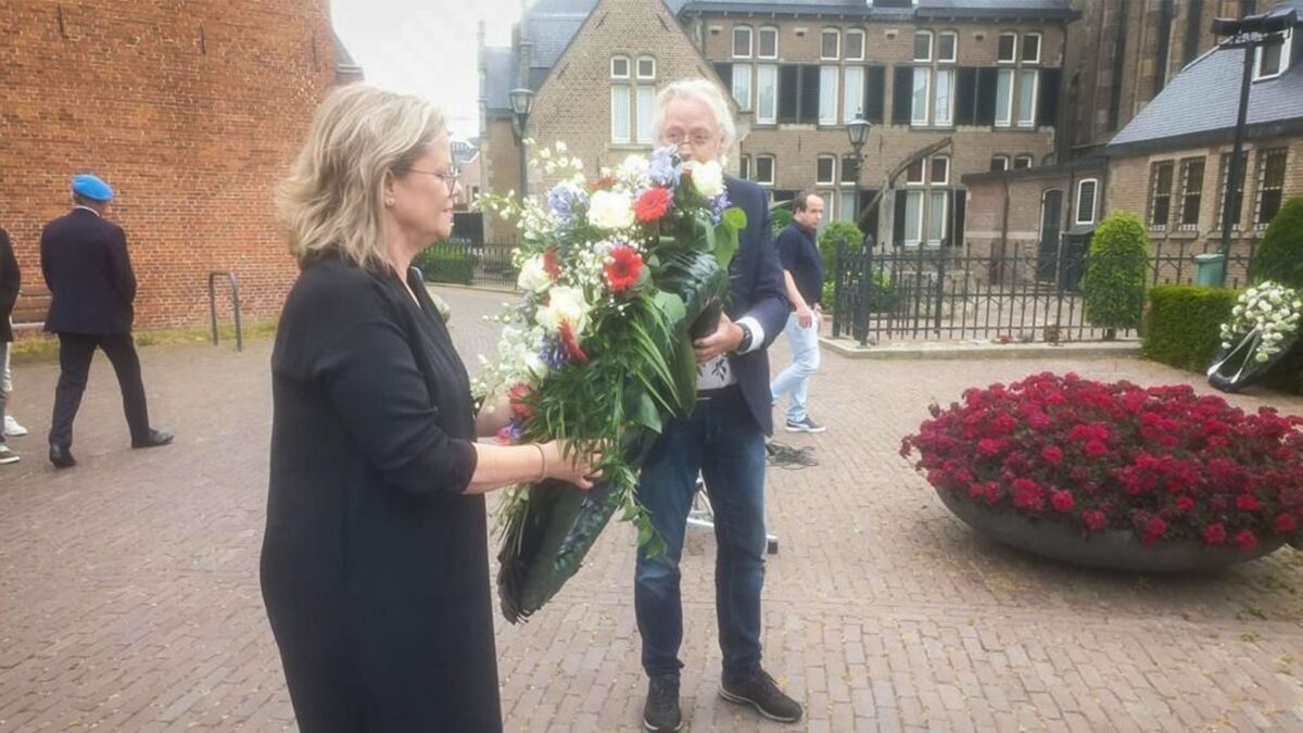 Jet Scholten en wethouder Cel Severijn tijdens de kranslegging