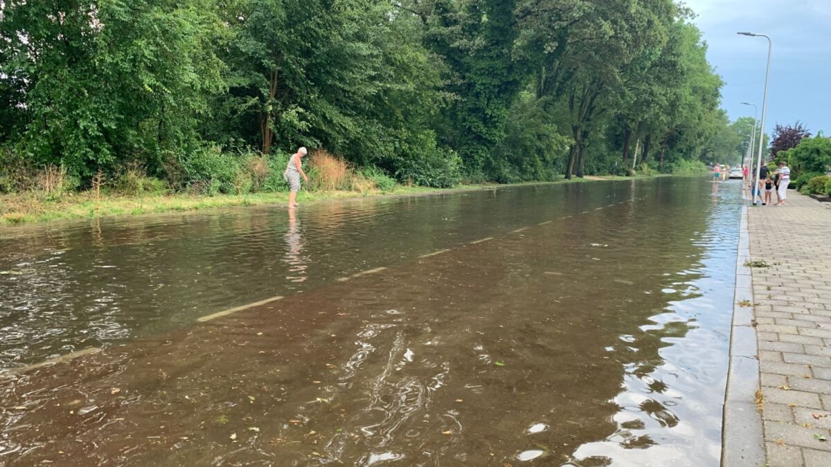 Wateroverlast Cato Elderinklaan op de Thij Oldenzaal