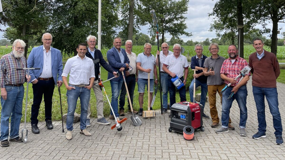 Vrijwilligers en wethouders met de aangeschafte materialen