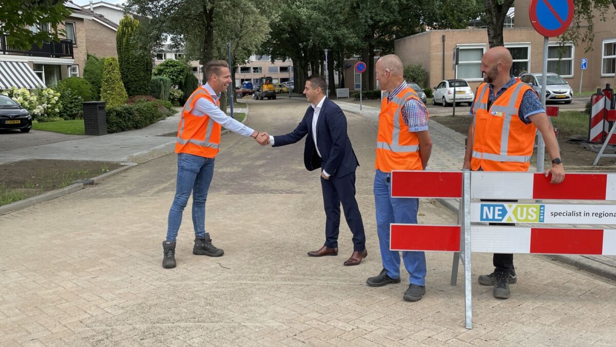 Hoofd Bedrijfsbureau Nexus Infra, Mark Holterman, wethouder gemeente Wierden, Gertjan ten Brinke en projectleider gemeente Wierden, Marco Nijboer