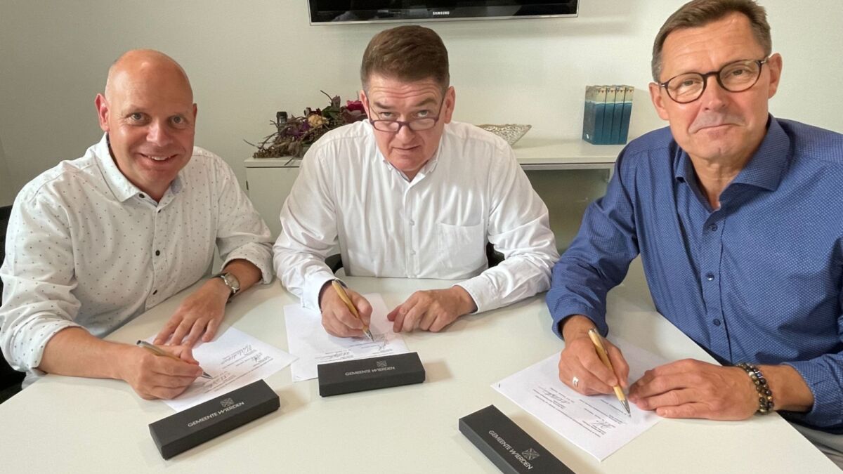 Ondertekening van de overeenkomst door v.l.n.r.: René Wopken, (waarnemend voorzitter SSW), Hans ter Keurst (wethouder gemeente Wierden) en Marcus Schuddebeurs (directeur WiE-Sport).