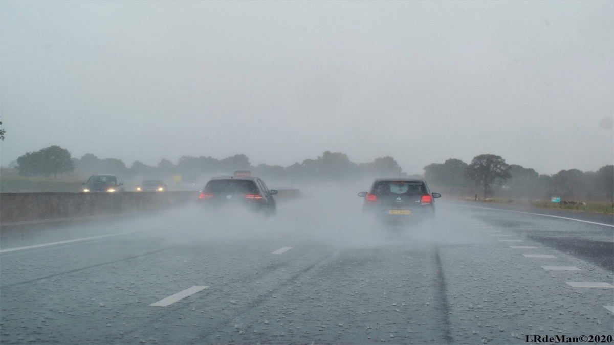 Autos snelweg regen