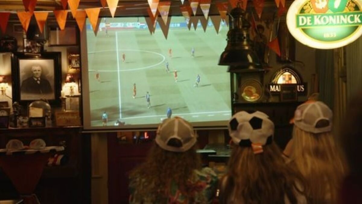 Voetbal kijken in het café