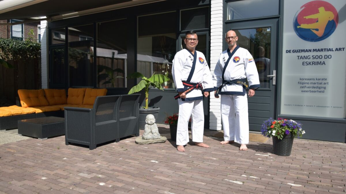 Thumbnail 20230824 Persbericht DGMA Grand Opening Centrale Dojang Oliver en Johan bij de voordeur van de Centrale Dojang