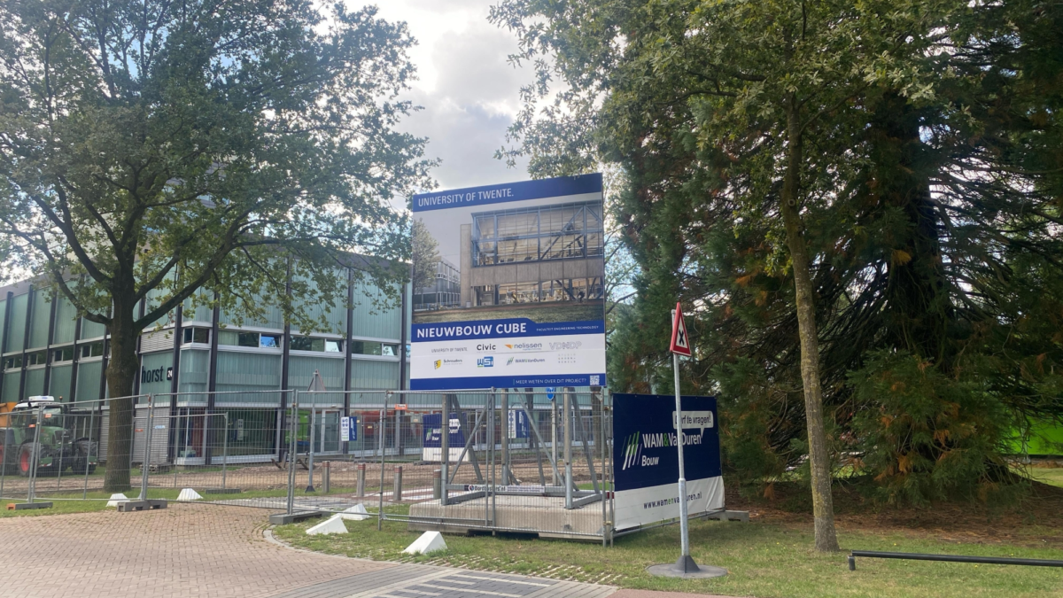 Bord nieuwbouw CUBE Universiteit Twente Anouk ter Heegde