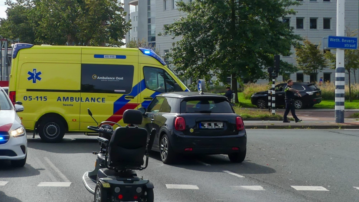 20230920 Bestuurder scootmobiel gewond bij aanrijding met auto op Zuiderval Enschede Foto News United Dennis Bakker