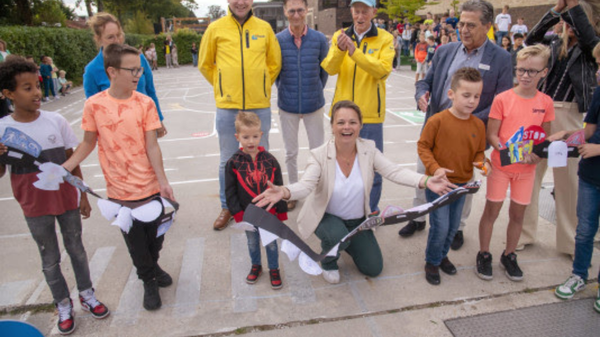 Opening ANWB Verkeersplein SBO de Windroos, Oldenzaal.  opening door leerlingen Joey en Kaan met leerkracht Ilse Bult.  Op de achtergrond wethouder Maaike Rödel (geheel rechts), Frans Bisschop (r), directeur Gerard Wolbers (m) Rianne Koenjes (l) van ANWB