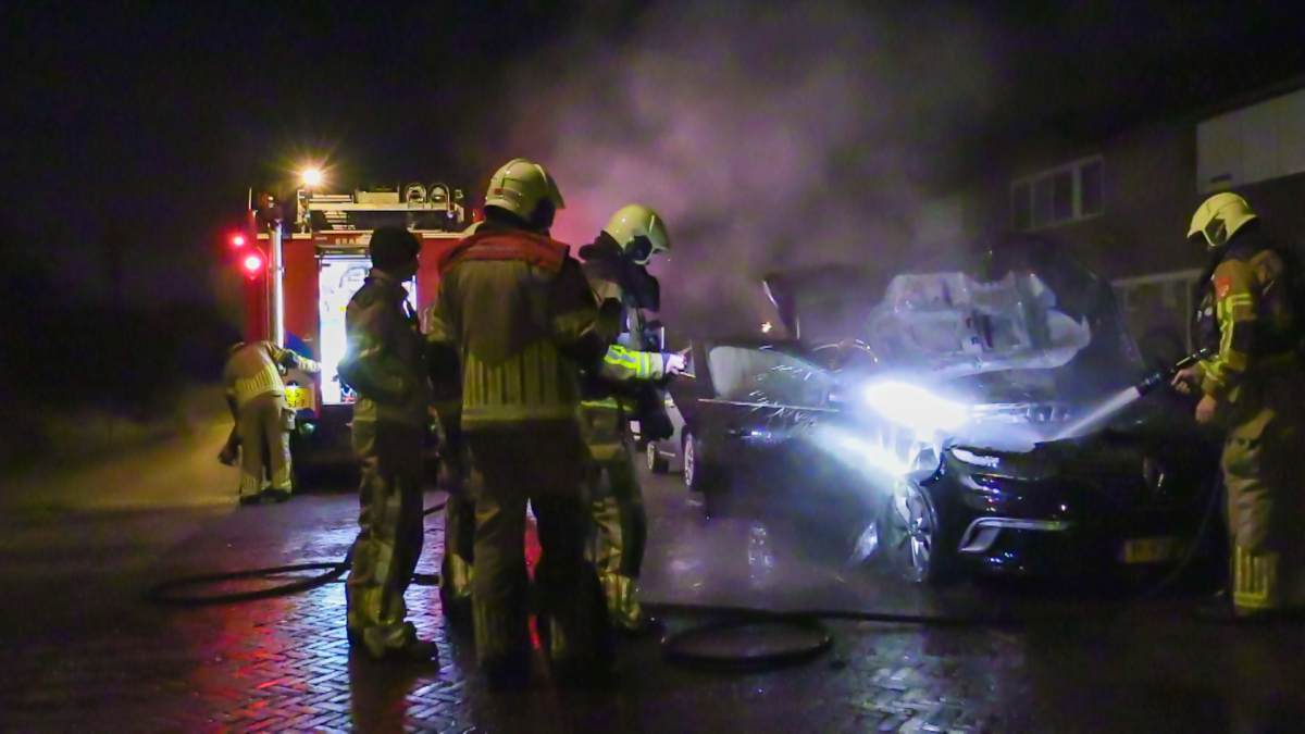 20231126 Geparkeerde auto verwoest Spoordijkstraat Enschede News United Dennis Bakker
