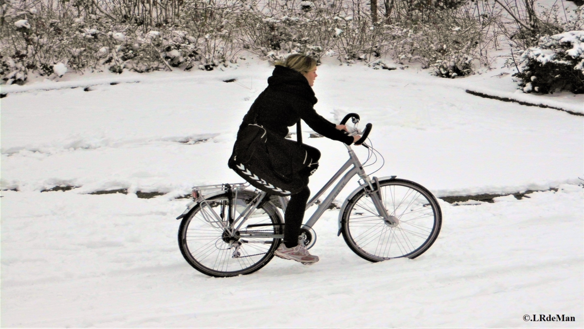 Fietser in de sneeuw