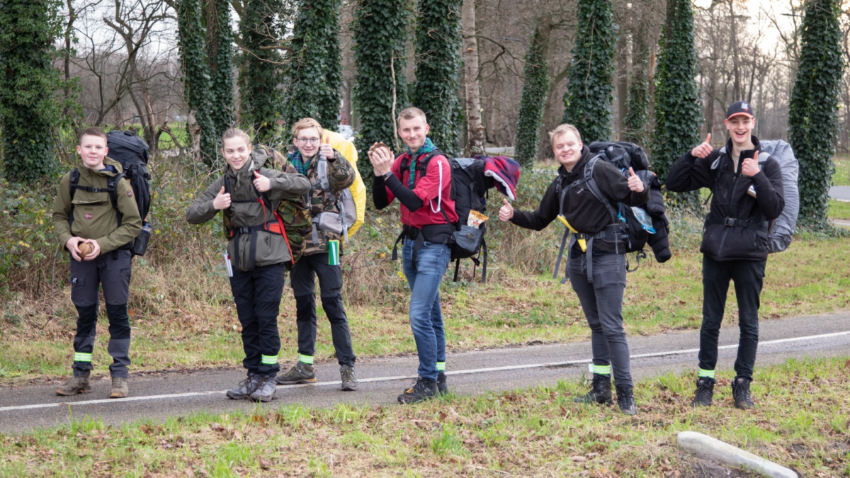 150 scouts doen mee aan zwerfhike door Noordoost Twente