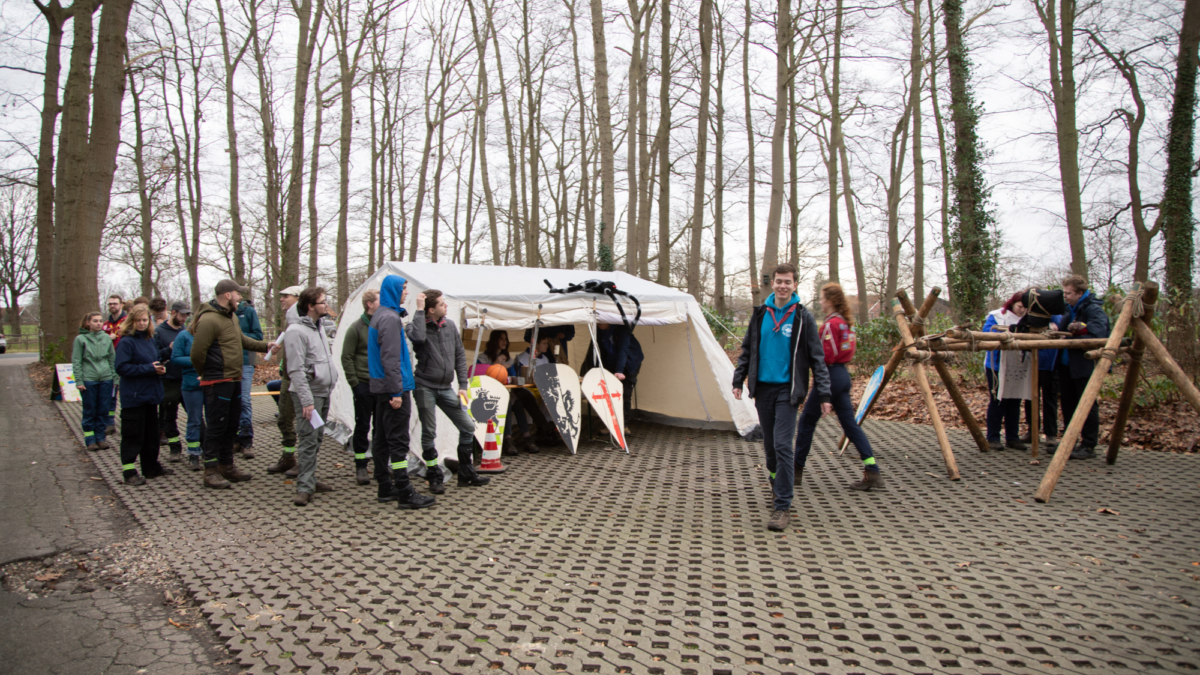150 scouts doen mee aan zwerfhike door Noordoost Twente