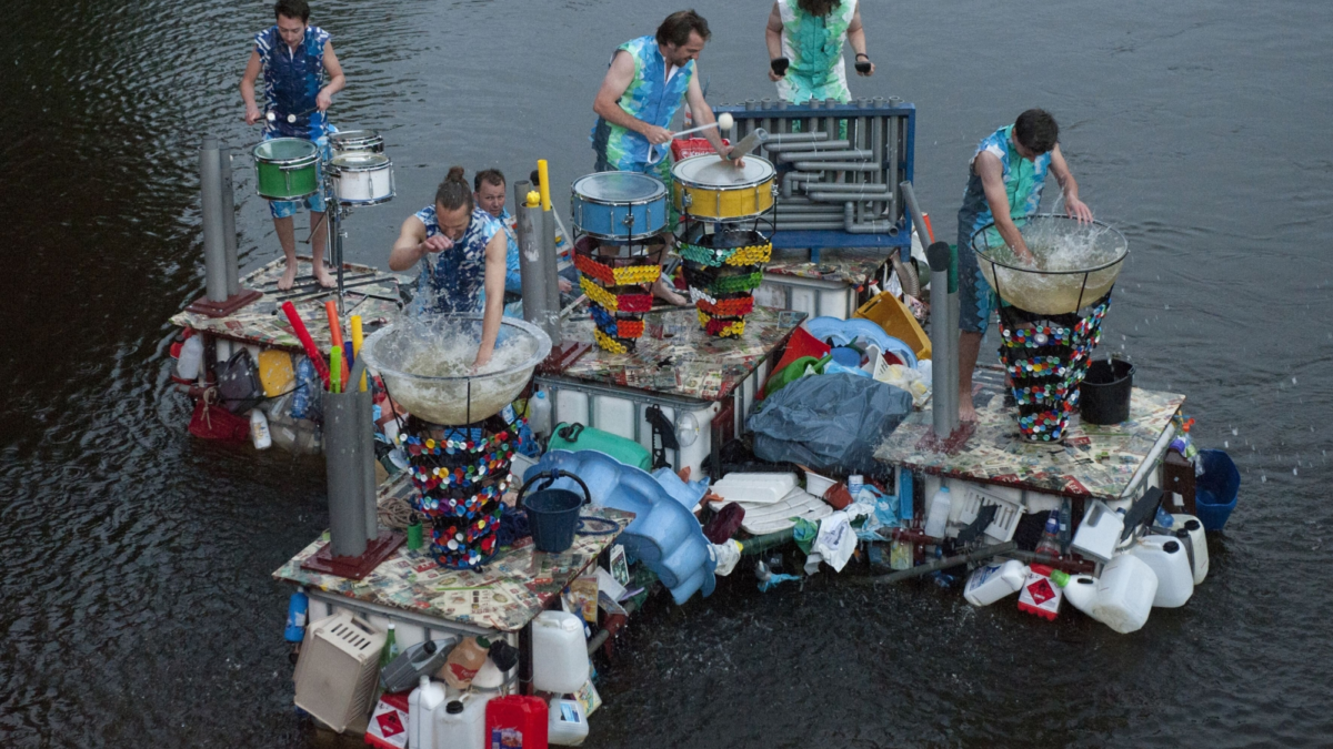 Rogier de Nijs plastic vlot op water Bosch Parade 2015 Foto Ben Nienhuis