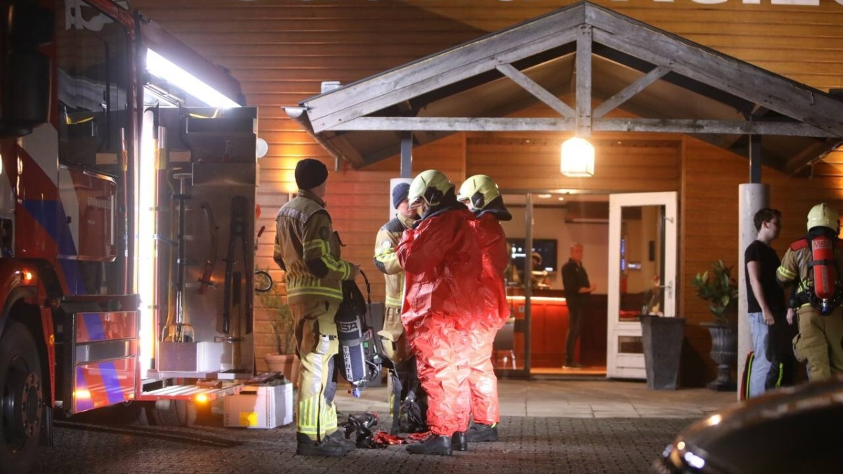 Hulpdiensten rukken uit voor vreemde lucht bij Sauna Keizer; meerdere mensen gecontroleerd in ambulance