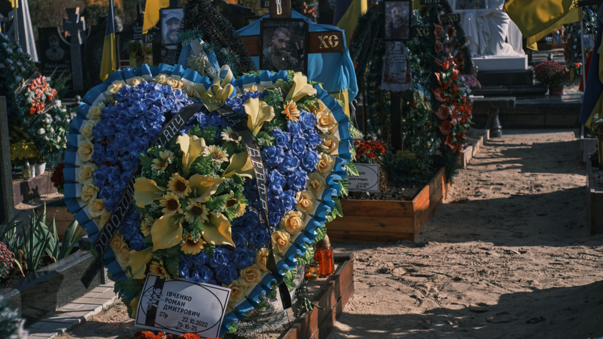 bloemen - graf - monument - begraafplaats - Oekraïne