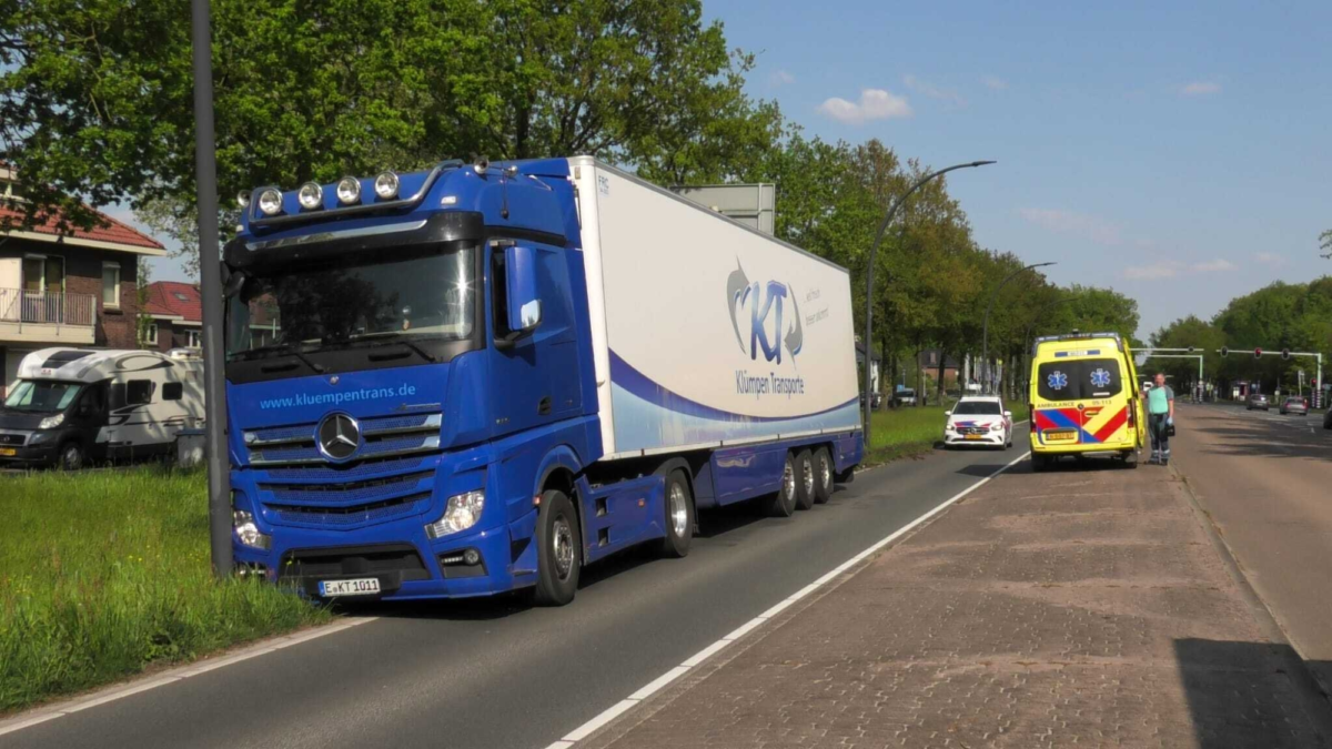 20240502 Vrachtwagen berm Gronausestraat Enschede Dolphia ongeval