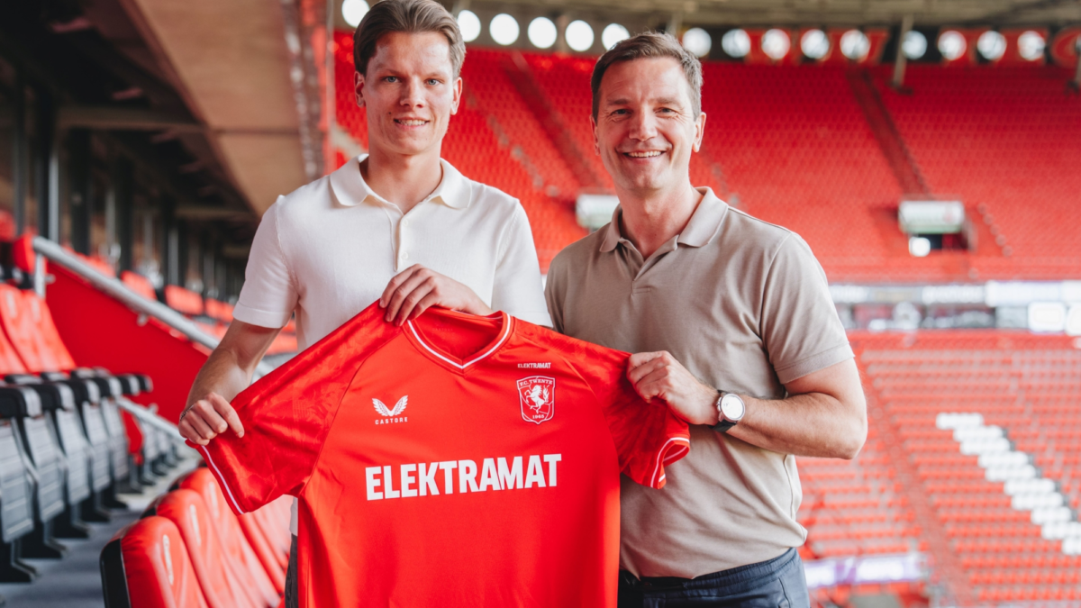 Jort Ribbert tekent contract bij FC Twente met Arnold Bruggink