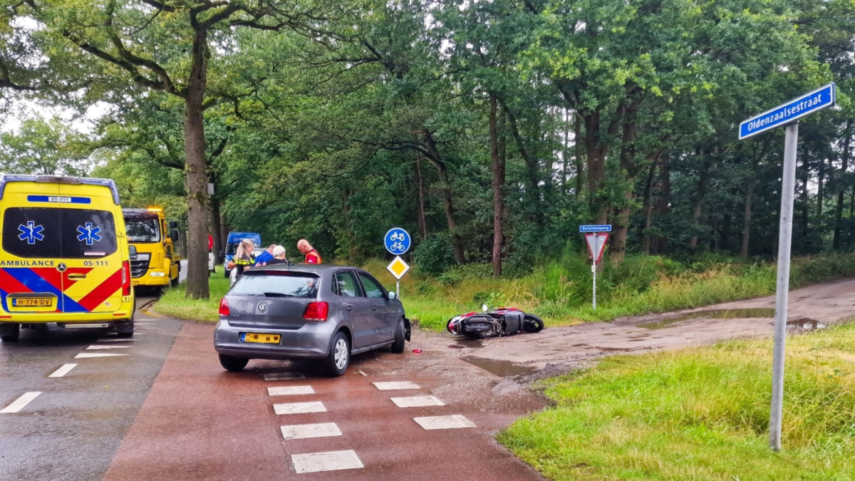 20240704 Lonneker Oldenzaalsestraat Ruiterkampstraat ongeval scooter auto News United Dennis Bakker