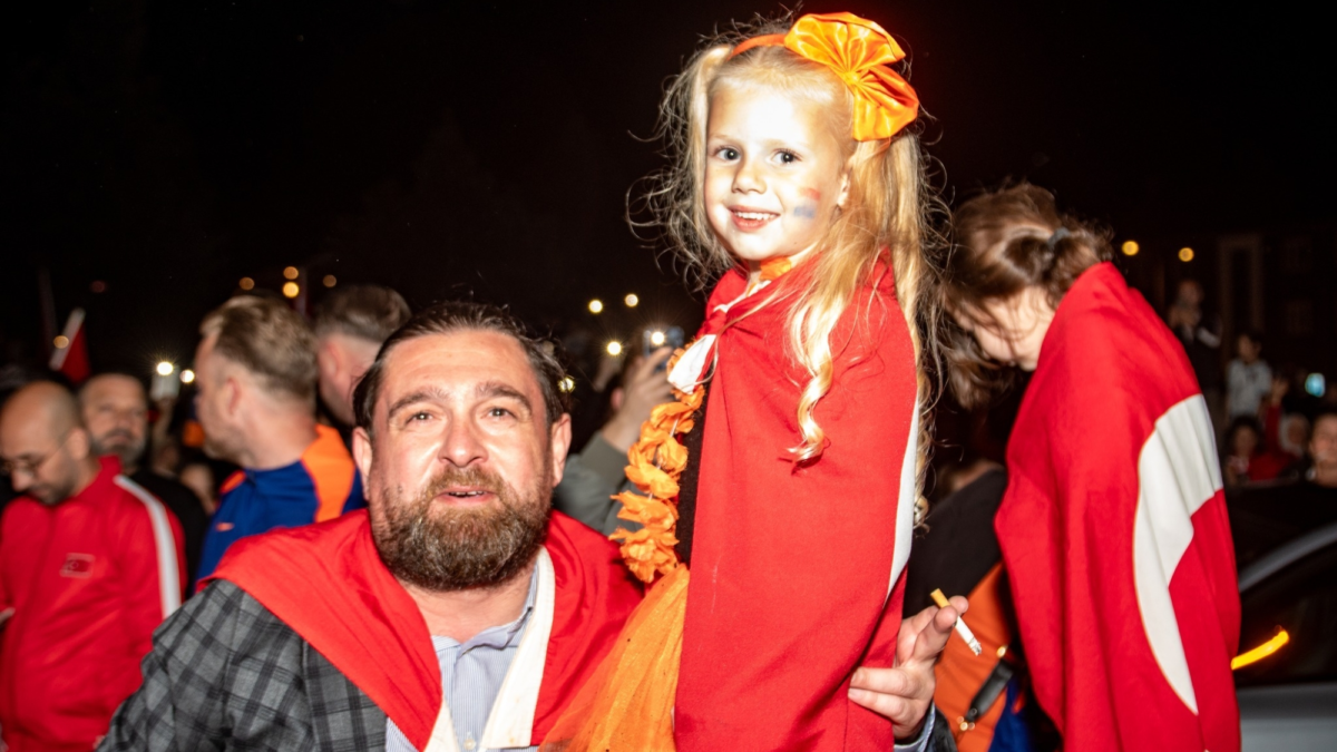 Ugur Cete met buurmeisje voorop in feestvreugde