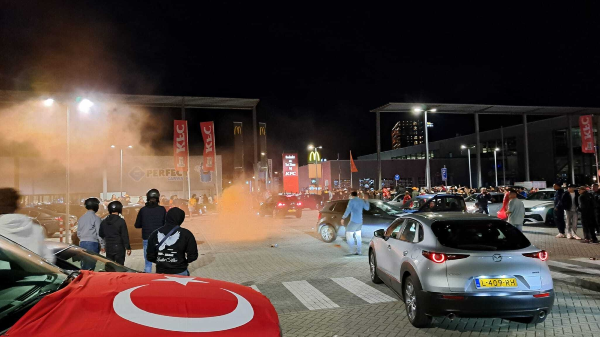 20240707 Turkse fans vieren mee na overwinning Nederland Enschede