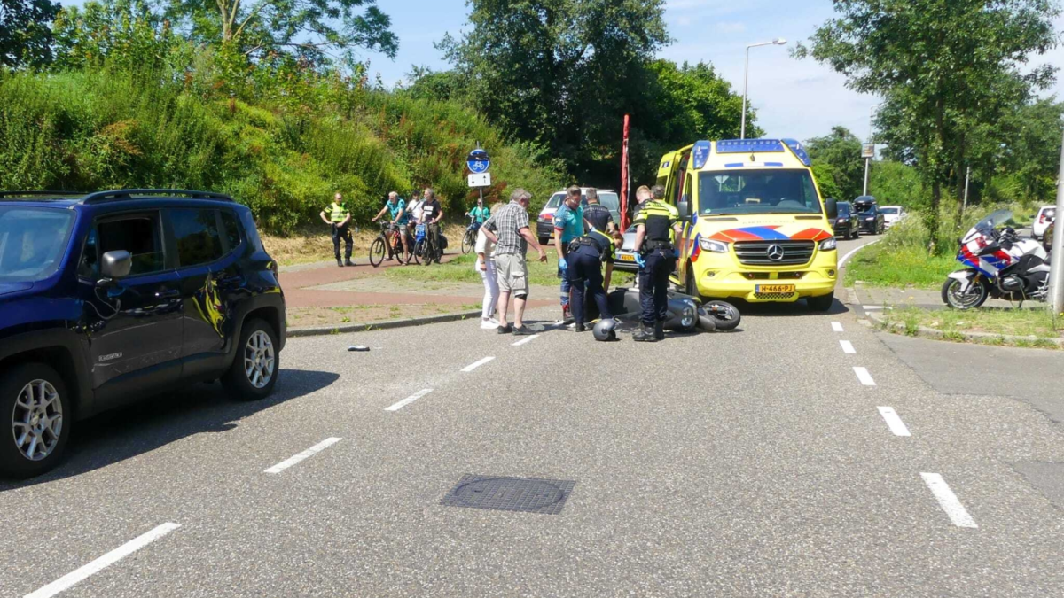 Ongeluk in Enschede scooterrijder gewond Usselerrondweg 15072024