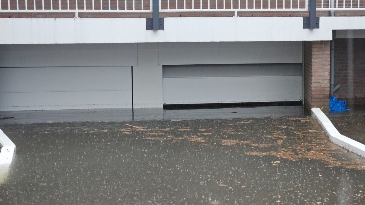 Garage onder water Losser