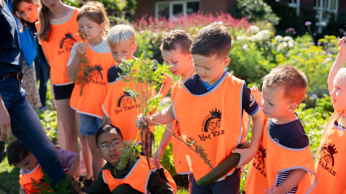 Kinderen in de moestuin smikkelweek