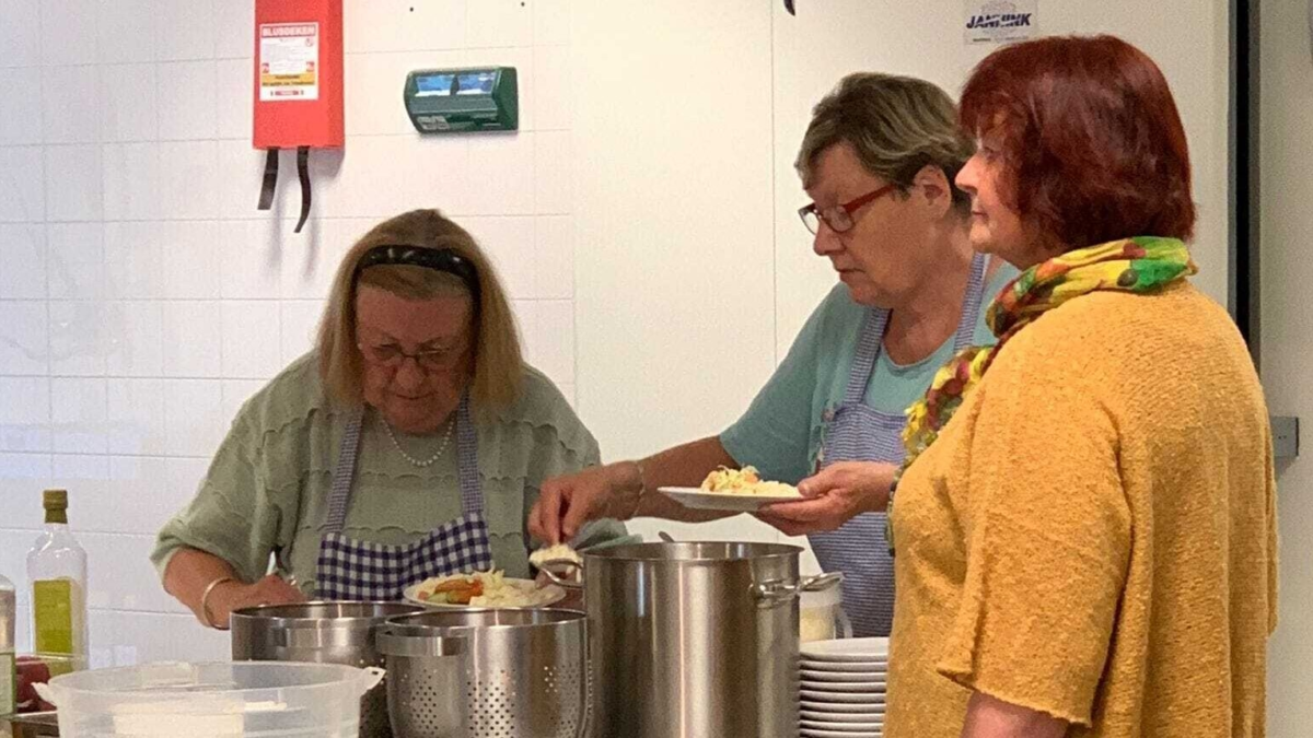 Vrijwilligers Warm Hart Maaltijden zijn aan het werk Cemal Dogan