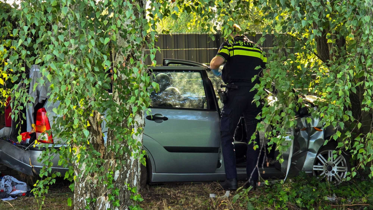 Auto uit de bocht gevlogen in de Kerkstraat Glanerbrug Dennis Bakker 22082024