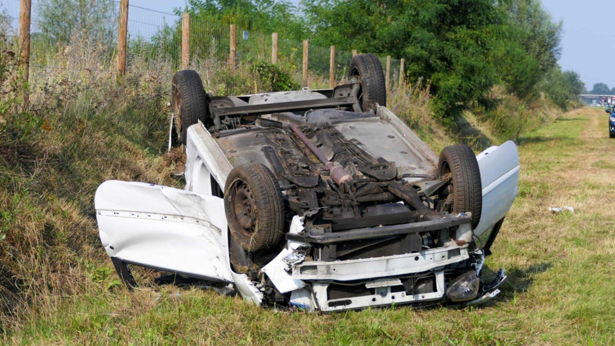 Auto slaat over kop in Enschede News United Dennis Bakker