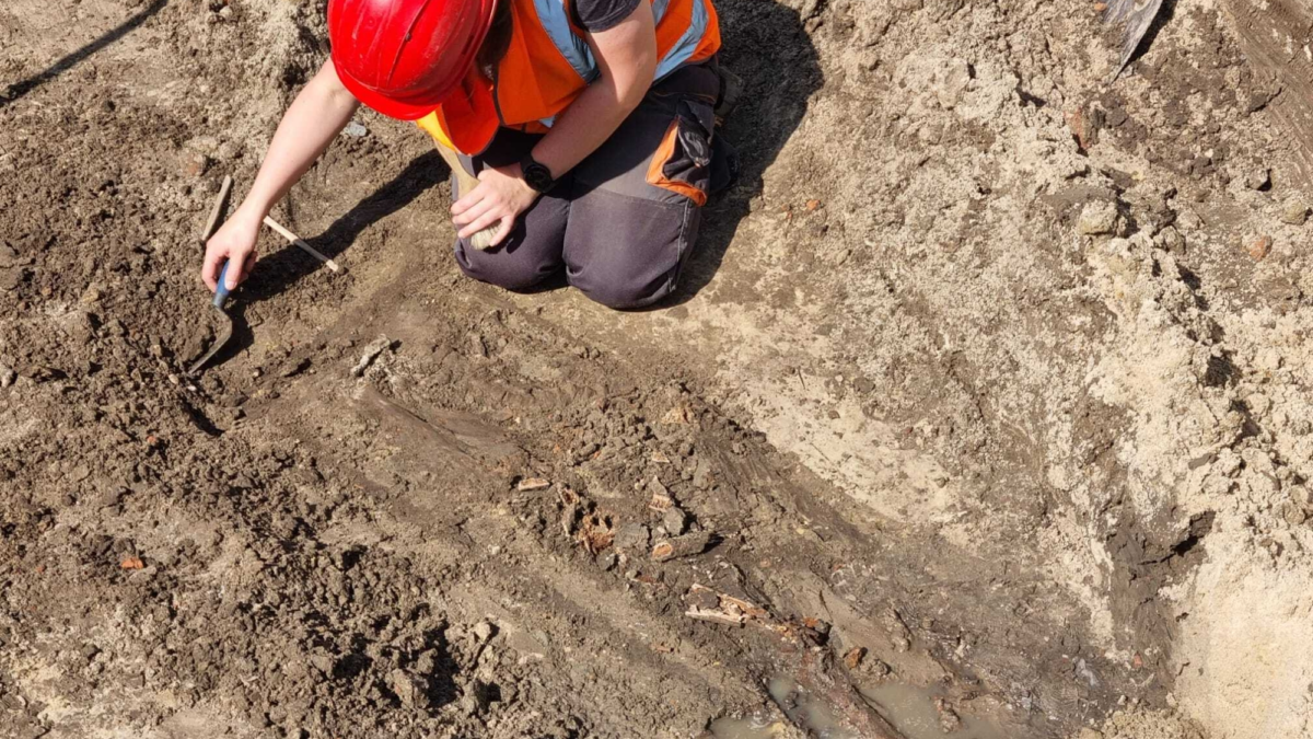 Archeologen aan het werk onder Kerkplein Almelo