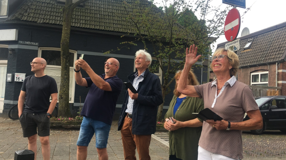 Voorbijgangers verrast door levende koekoek in de nok van nummer 11 Emmaweg