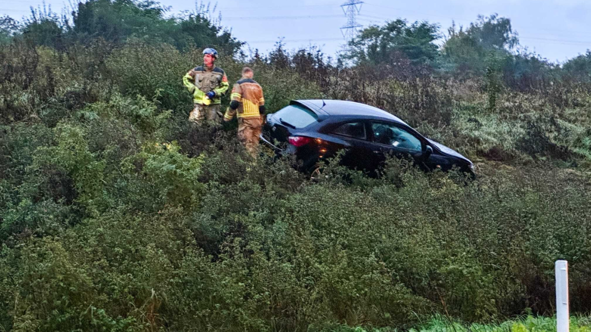 20240927 112 enschede auto raakt van de weg door aquaplaning