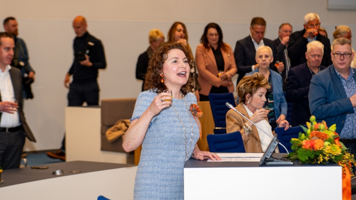 Mirjam van t Veld  bij haar afscheid van de gemeente Almelo