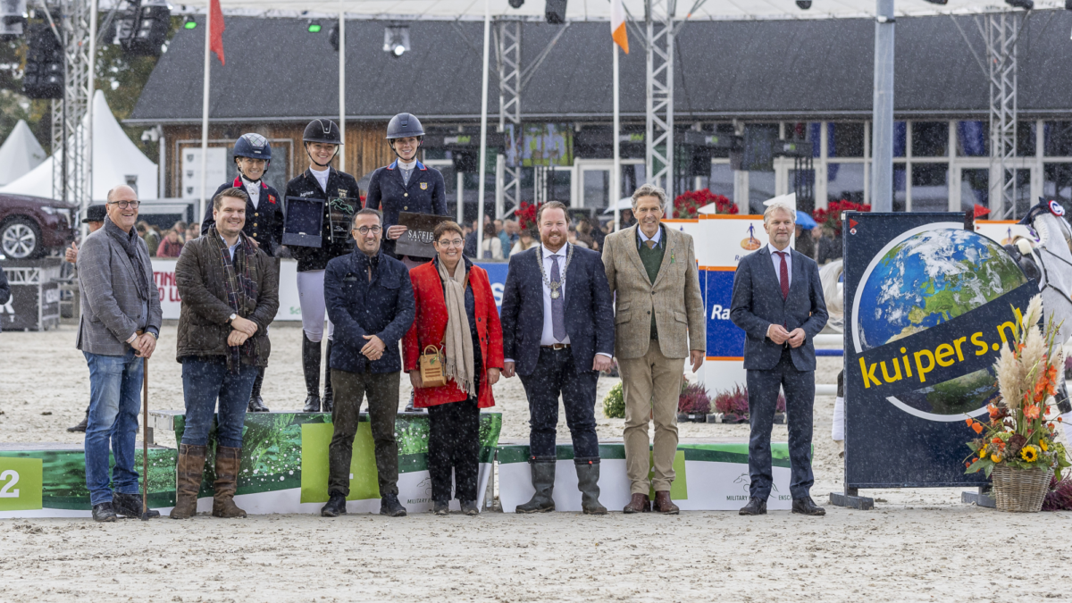 De top drie op het podium bij de prijsuitreiking van links naar rechts Laura Collett Julia Krajewski en Hallie Coon c Ashley Claus