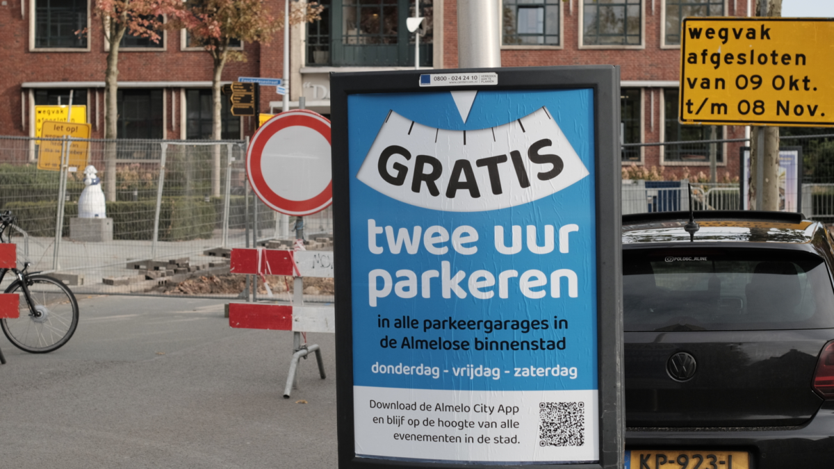 20241014 foto bord gratis parkeren gratis almelo in hengelo foto arjen waanders