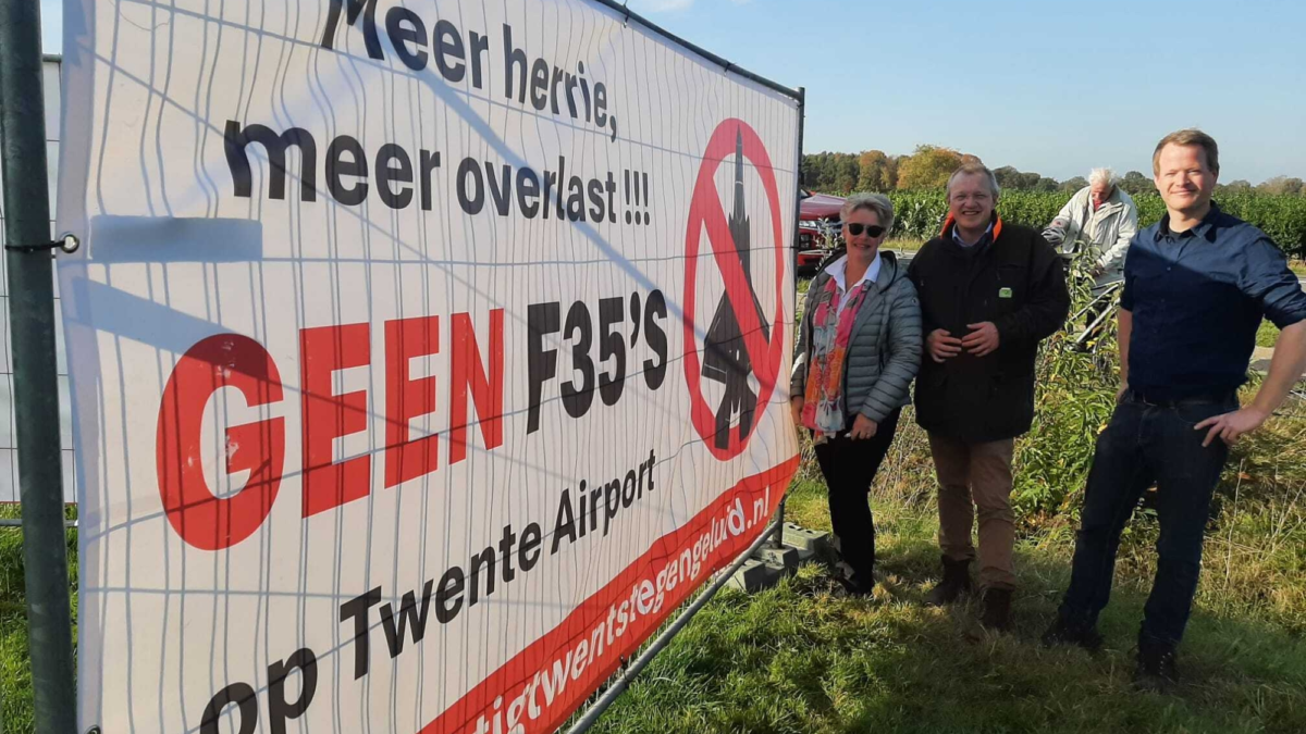 20241025 Protest spandoek Enschede Twente Airport F35 straaljager 02