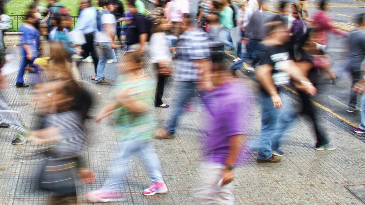 Stockphoto crowd straat mensen foto mauro mora 31 p Oduw ZGE unsplash