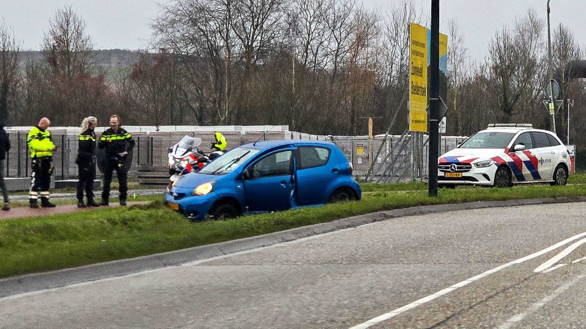 20241115 auto uit de bocht diamantstraat hengelo foto news united rick olde nordkamp