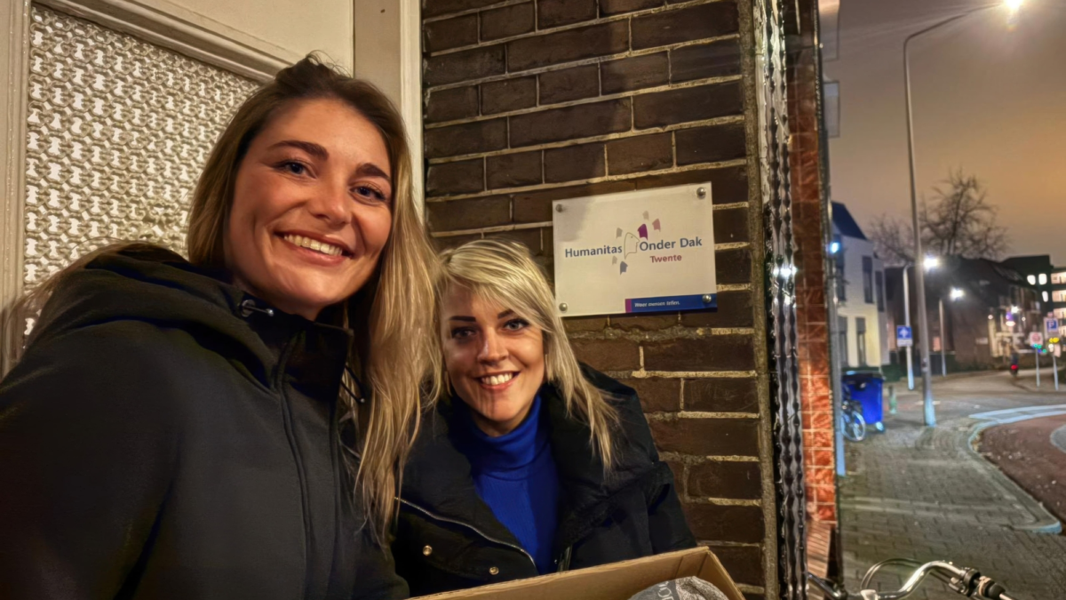 Gevangenismedewerkers Marieke links en Melissa met een doos vol sokken bij een van de locaties van Humanitas Onder Dak 1