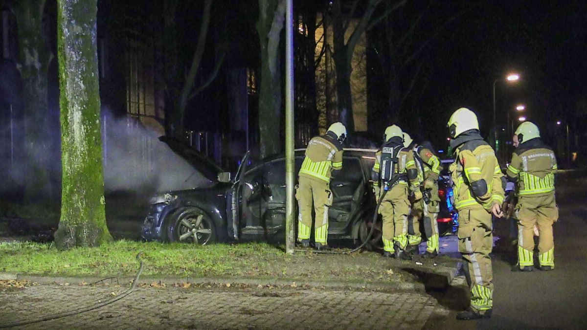 Auto uitgebrand in Enschede 23122024