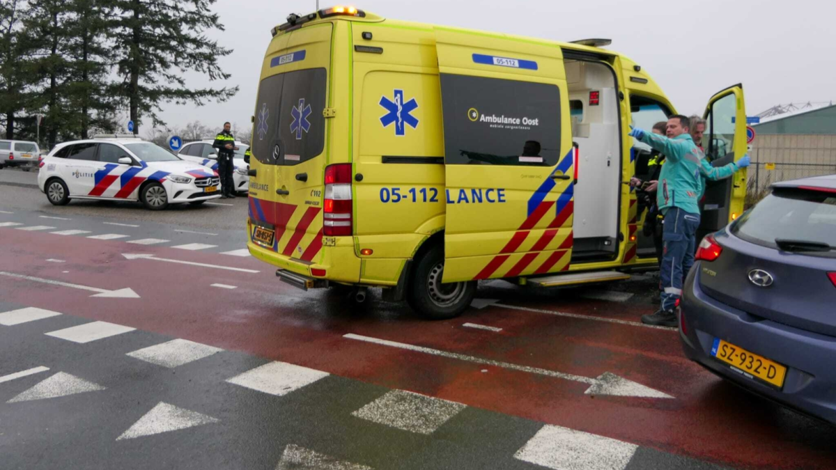 Fietser gewond na aanrijding op de Auke Vleerstraat in Enschede 30122024