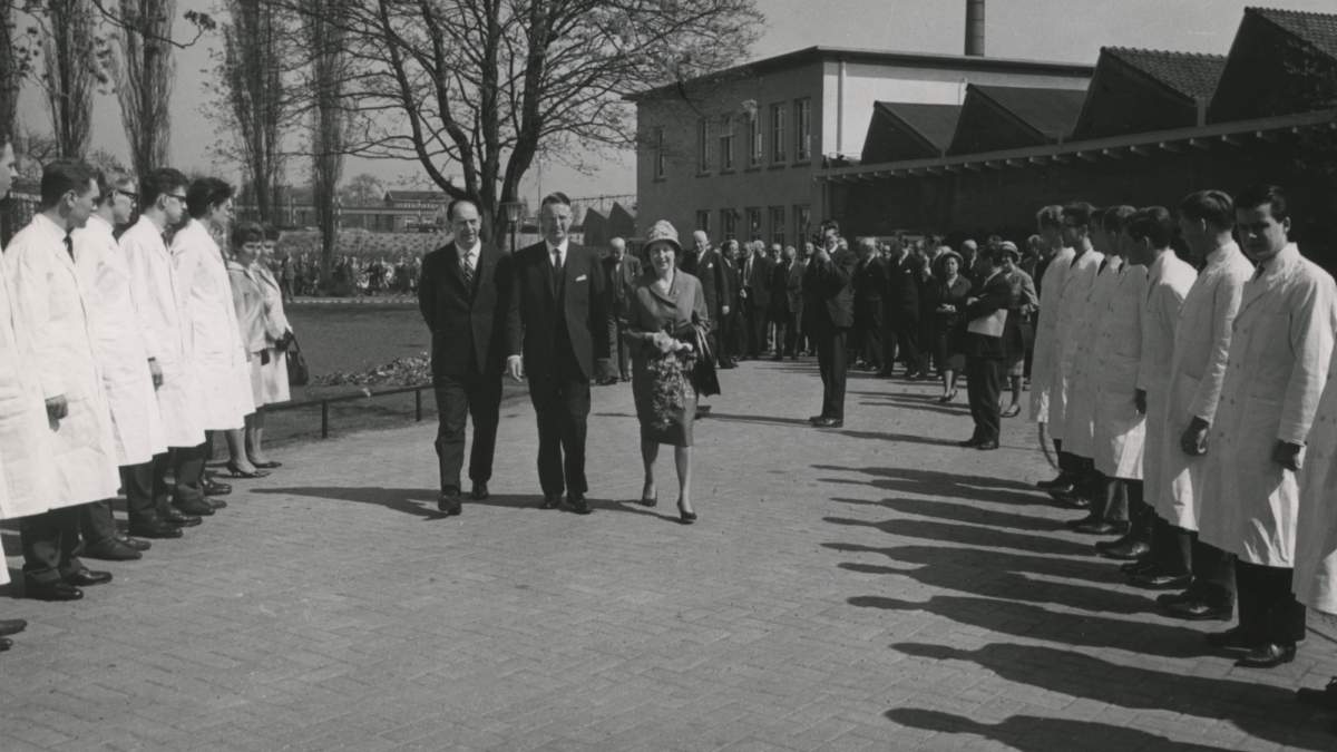 03402 1963 04 24 Fysisch laboratorium Opening vlnr J W de Pous J K Rauwerda mevr Greta de Pous van Itterzon foto Gerard Lobker