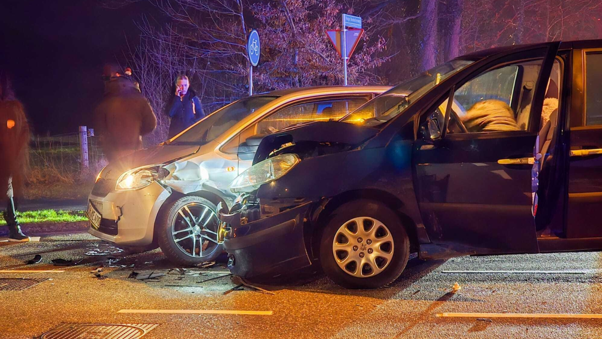 Auto botst op Noord Esmarkerrondweg in Enschede 12022025