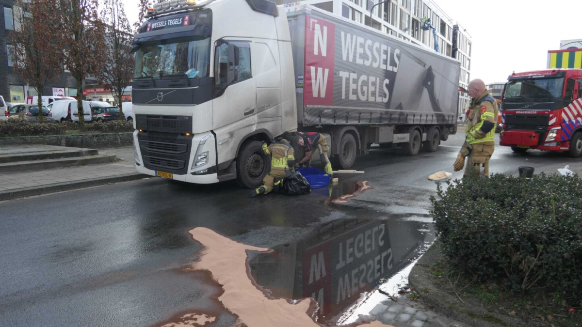 Vrachtwagen rijdt dieseltank lek op Roombeek Dennisbakker News United