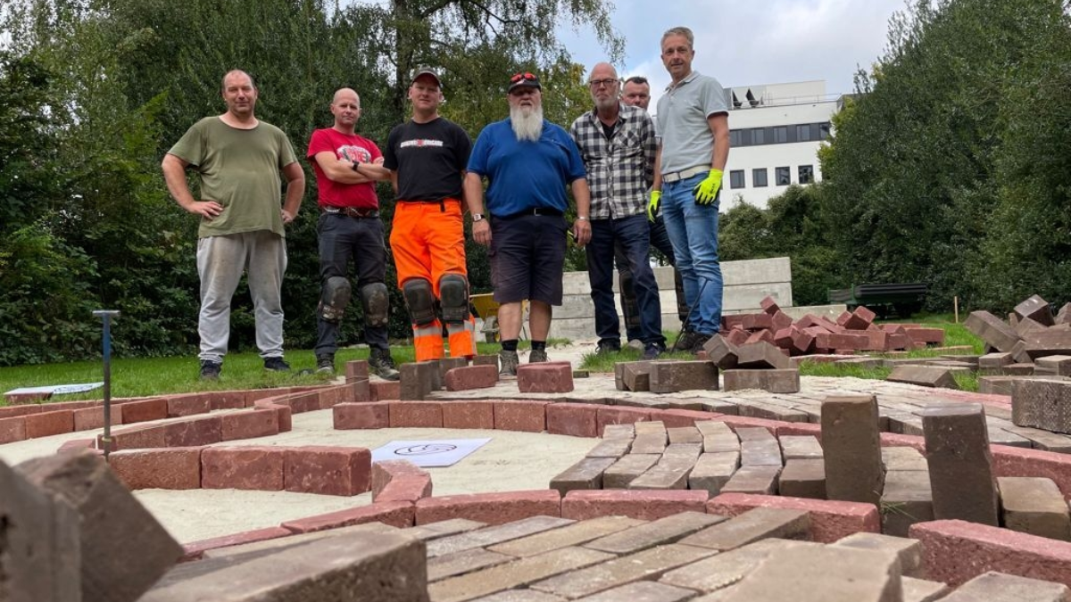 Jopie tijdens de bouw van het strooiveld